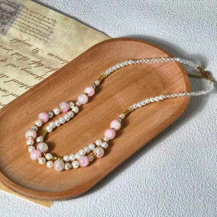 Collier à double rangée avec chaîne de perles en cristal rose, délicat et luxueux, exsudant un senti