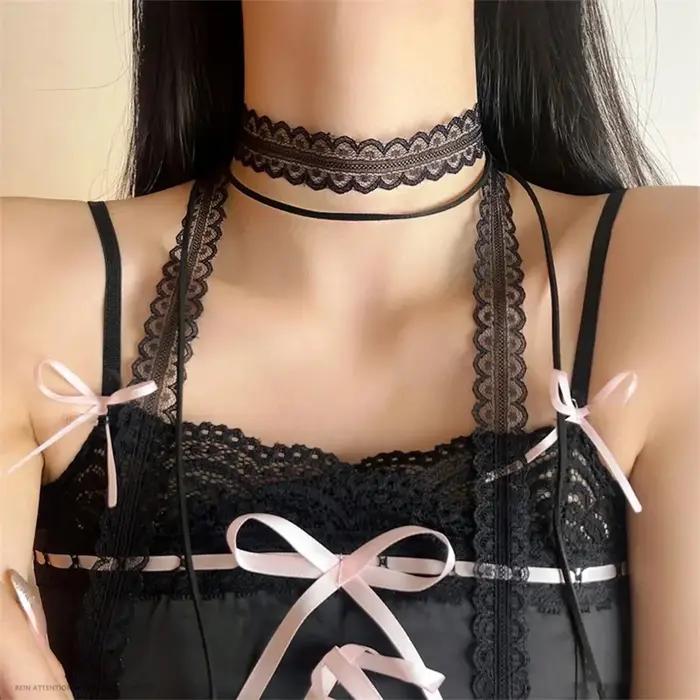 Collier en dentelle noire et blanche