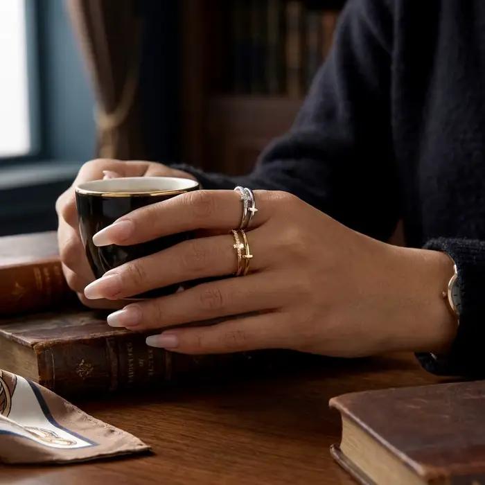 Bague délicate à double bande croisée pour femme
