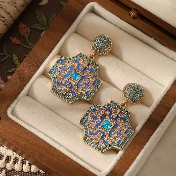 Boucles d'oreilles en émail de style français vintage, élégantes et à la mode, avec un aspect haut de gamme, présentant un motif en treillis de diamants dorés.