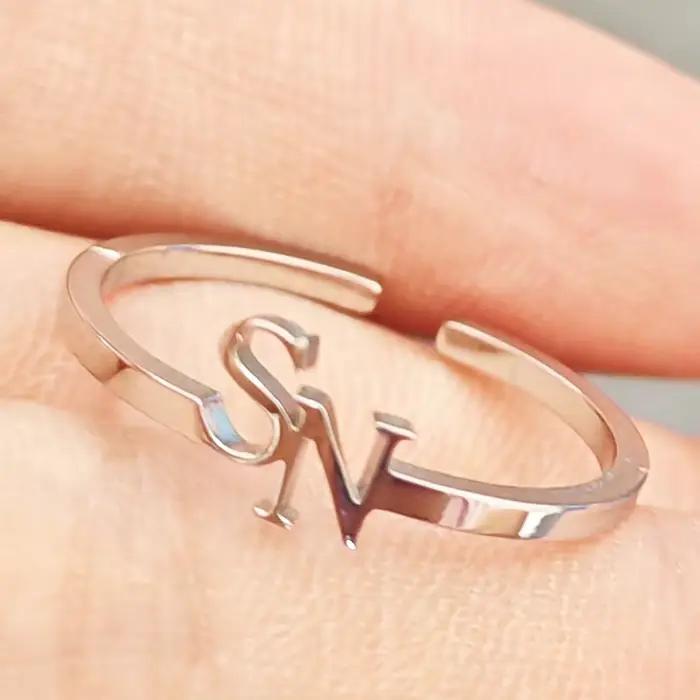 Bague de luxe en acier inoxydable avec initiales personnalisées