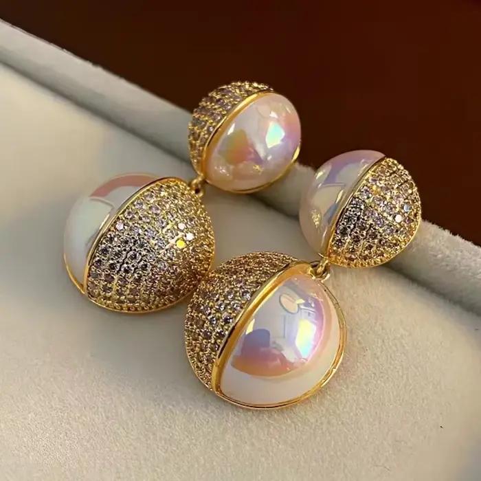 Boucles d'oreilles de luxe. Bijoux français classiques très brillants.