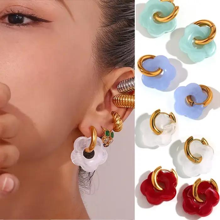 Boucles d'oreilles créoles cercle doré motif fleur colorée en résine acrylique pour femmes mode et élégance occassions spéciales