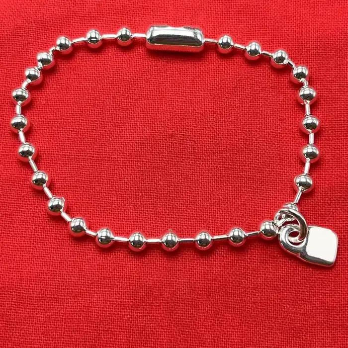 Ensemble de bracelets espagnols avec finitions métalliques variées pour création de bijoux personnalisés et cadeaux d'occasion
