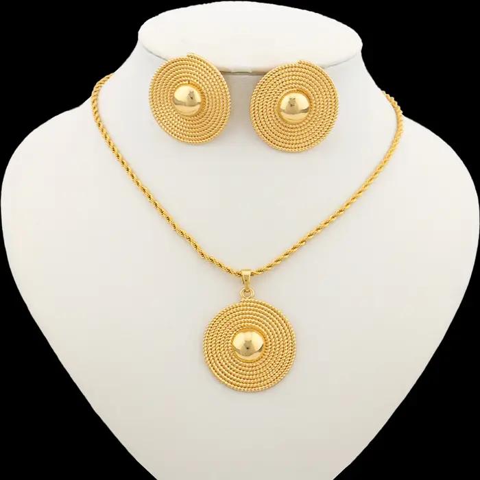 Ensemble de bijoux africains perles rondes et motifs géométriques plaqués or collier et boucles d'oreilles pour femmes occasions spéciales