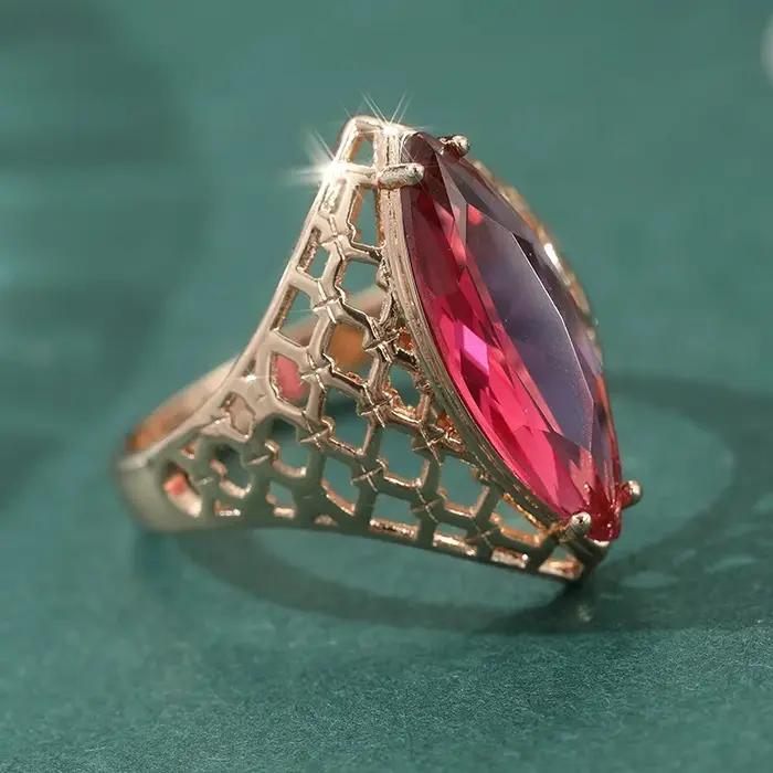 Bague élégante en forme de losange avec zircone synthétique rouge et or rose pour femme