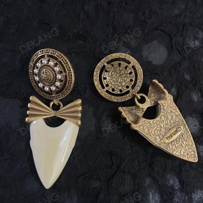 Boucles d'oreilles vintage en forme d'arc avec bouclier blanc vieilli en or ancien
