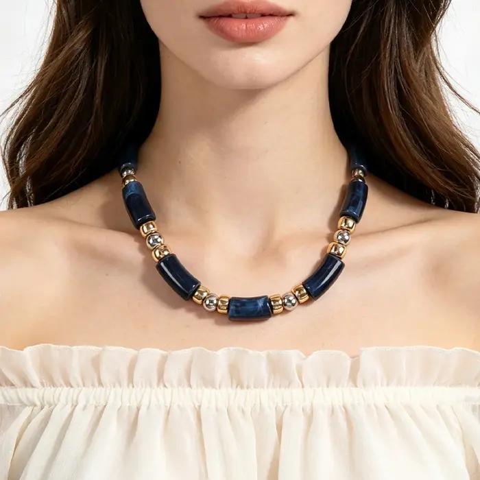 Collier statement en perles tubulaires effet marbre bleu marine avec entretoises dorées et argentées
