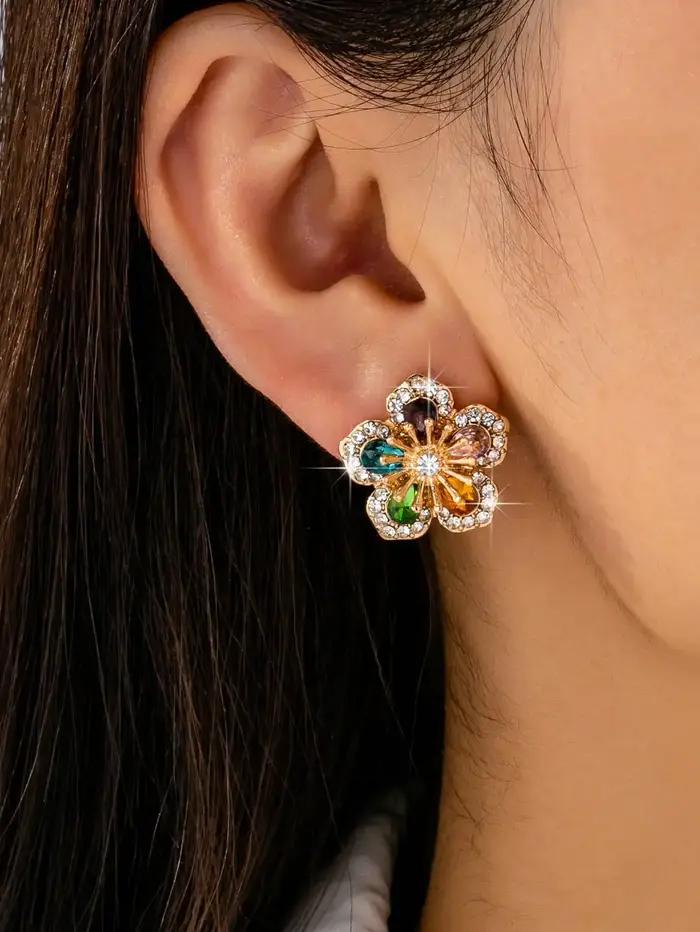 Une paire de boucles d'oreilles florales pour femmes