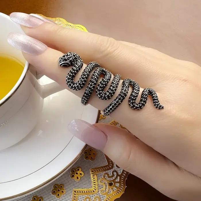 Bague serpent noire longue
