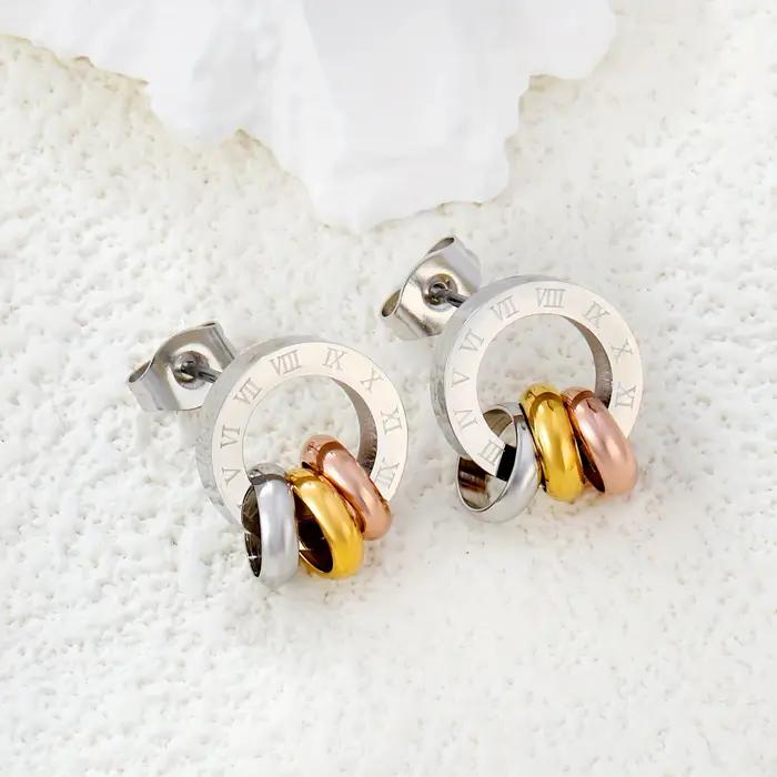 Bague bicolore argentée et boucles d'oreilles clous triple anneaux entrelacés en or massif avec chiffres romains