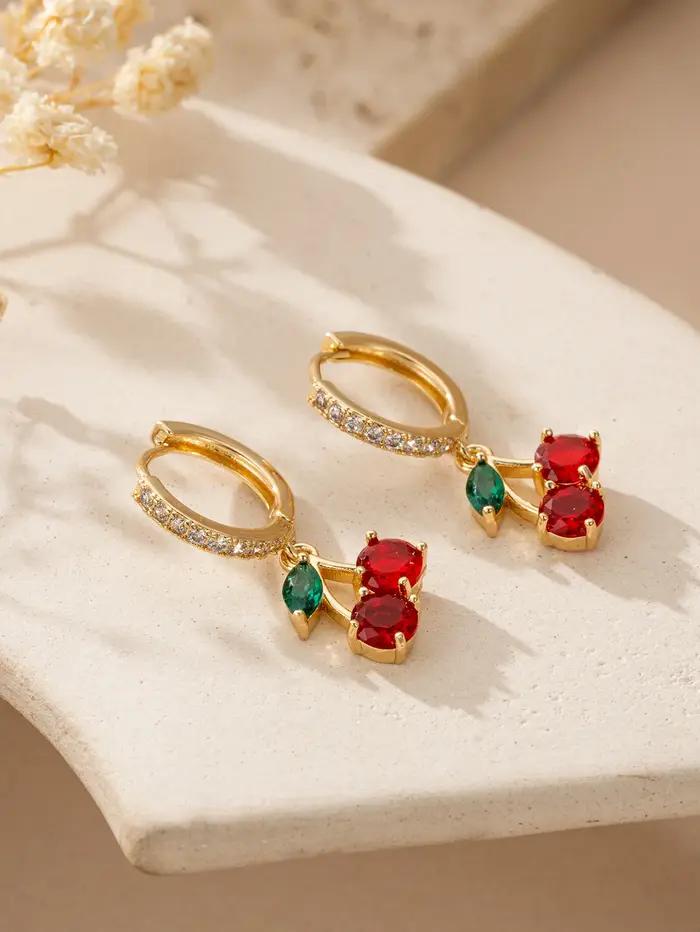 Boucles d'oreilles Huggie cerise incrustées de pierres précieuses colorées et de fruits délicats, bi