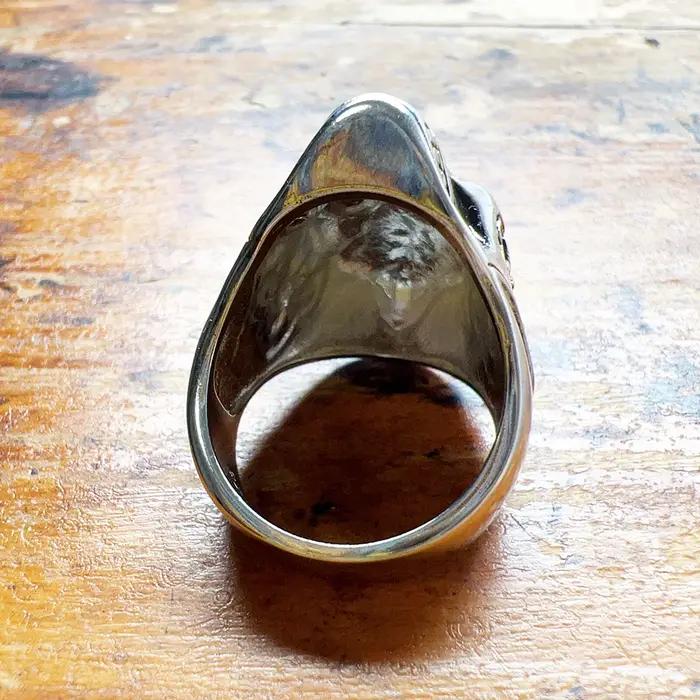 Bague crâne de lys noirci