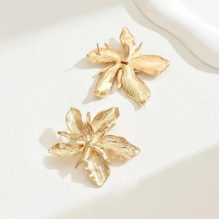 Boucles d'oreilles fleurs vintage dorées plaquées en argent pour femmes, bijoux tendance floraux, cadeau pour occasions spéciales