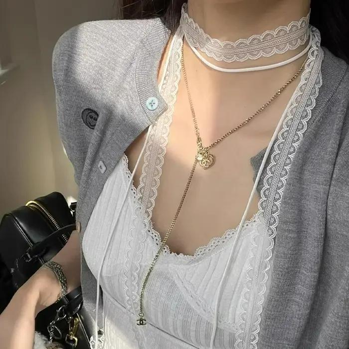 Collier en dentelle noire et blanche