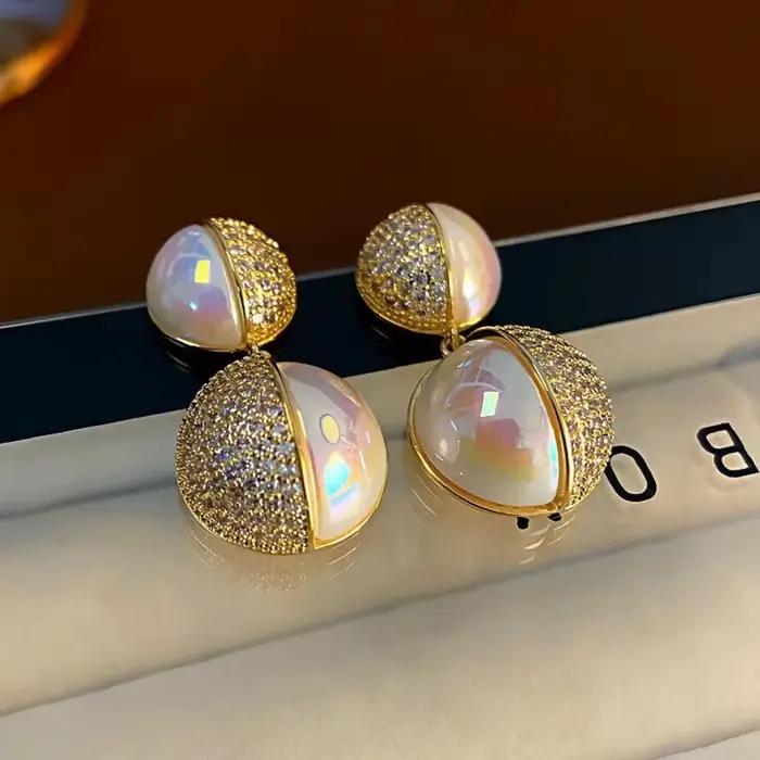 Boucles d'oreilles de luxe. Bijoux français classiques très brillants.
