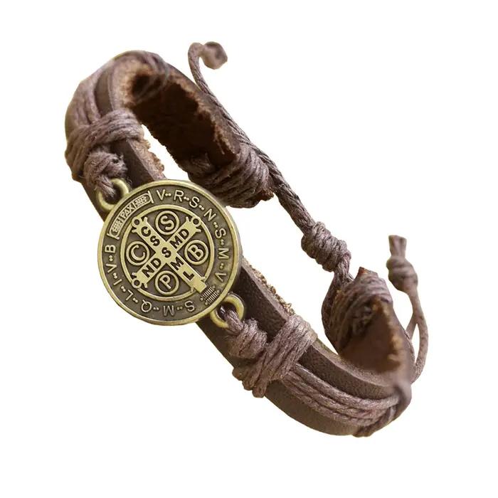 Bracelets en cuir avec médaille de Saint benoît