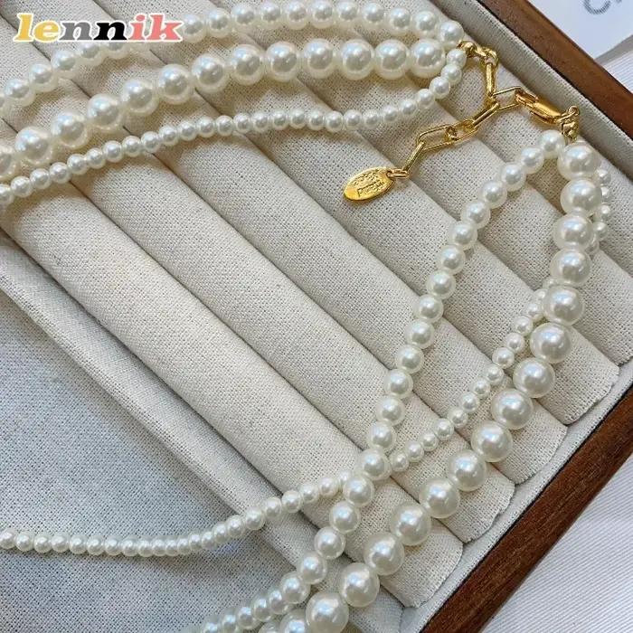 Collier long décoratif à perles superposées