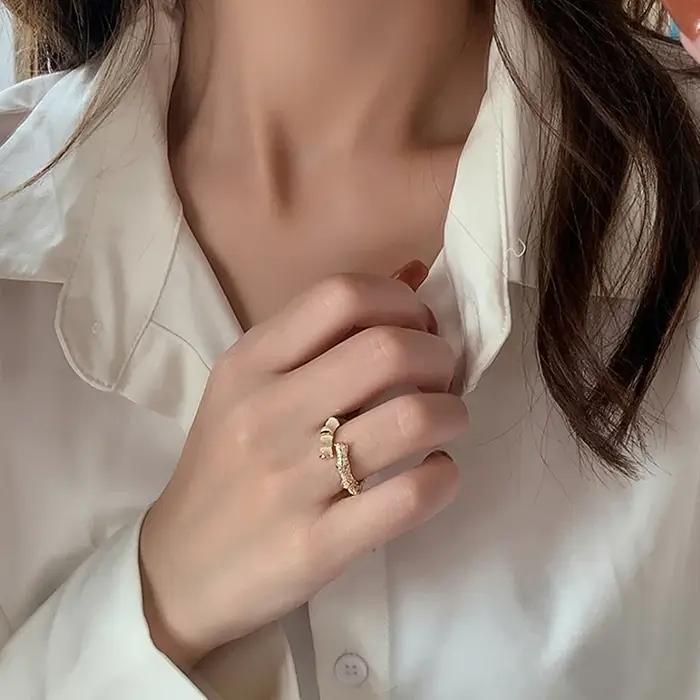 Bagues en forme de bambou doré avec opales noires pour femmes occasions spéciales elegance festive