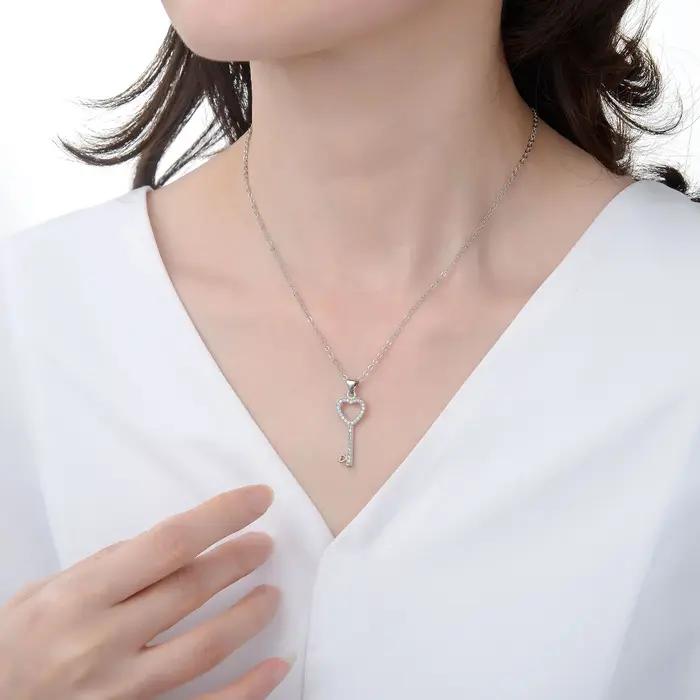 Collier minimaliste en plaqué or avec pendentif en forme de cœur et clé creuse
