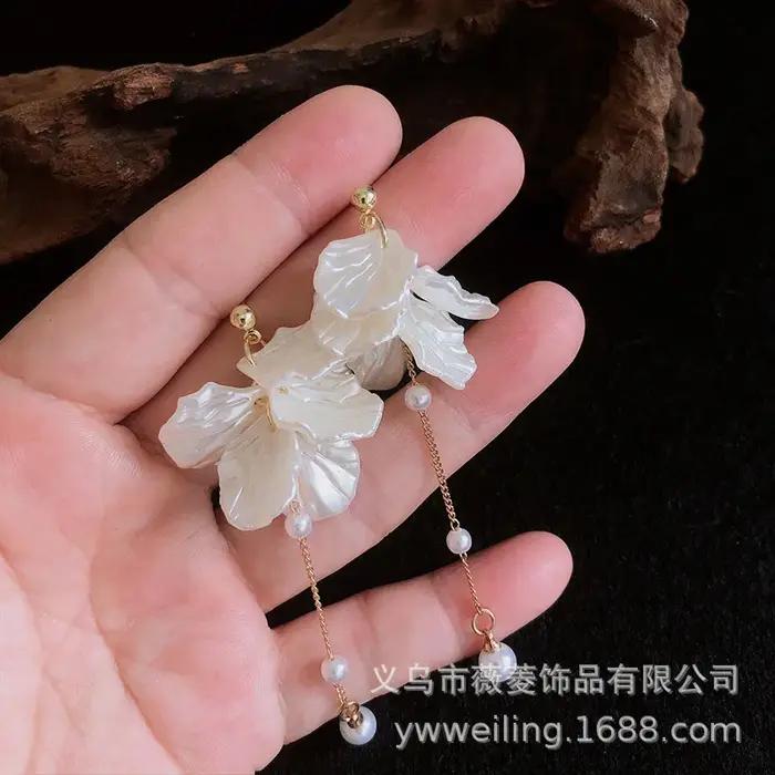 Boucles doreilles pendantes perles plantes pétales blancs bijoux femmes romantiques occasions spéciales mariage soirée gala