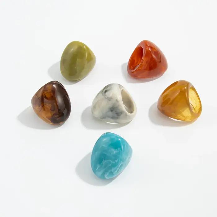 Bague de phalange surdimensionnée et audacieuse en résine multicolore