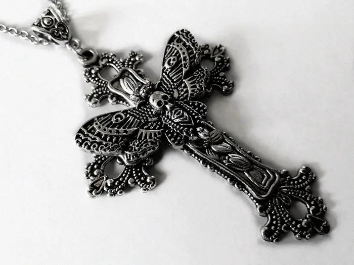 Grand collier croix de papillon pendentif filigrane florale style gothique vintage victorien super c