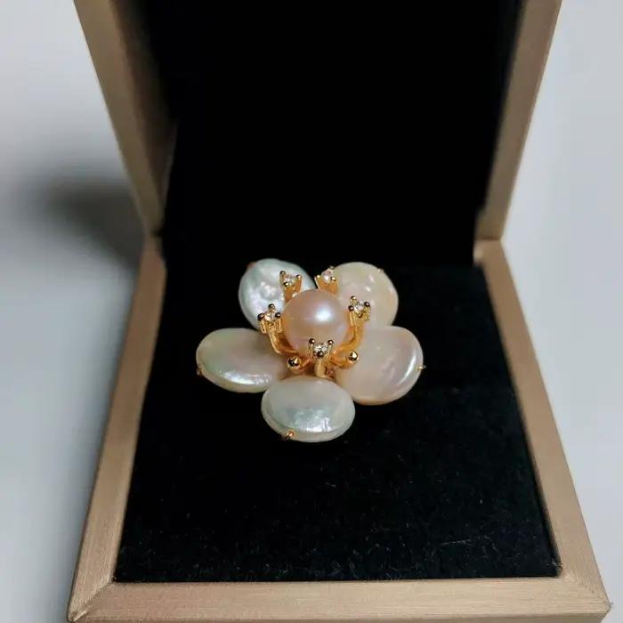 Bague en perles d'eau douce style rétro baroque avec fleur en perles et cristaux CZ de luxe pour femme occasions spéciales cadeau de Noël