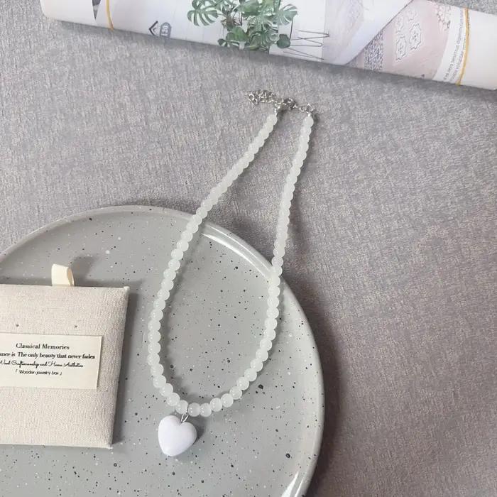 Collier avec pendentif en forme de cœur perlé coloré pour femmes et filles