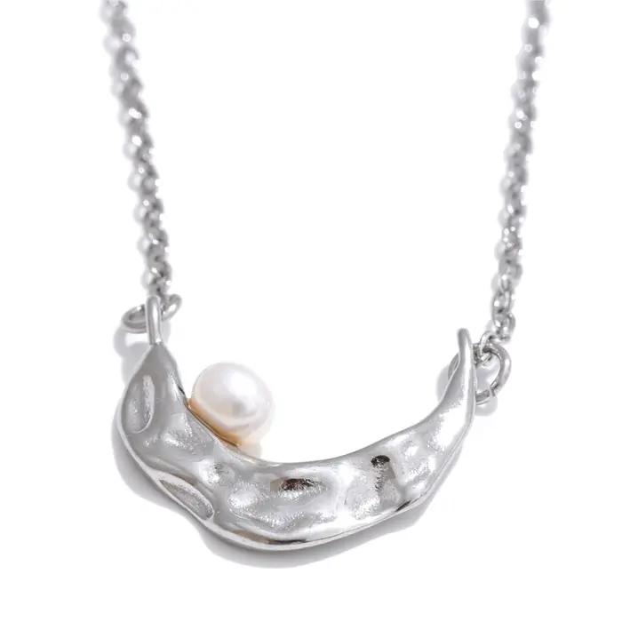 Yhpup – collier avec pendentif en forme de lune et de perles naturelles