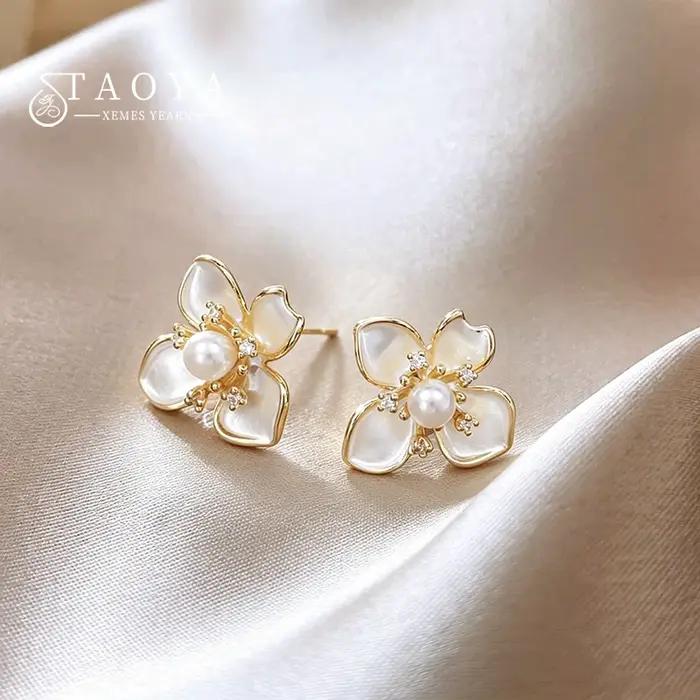 Nouvelles Boucles d'Oreilles Clous Camélia Émail Blanc Élégantes 2026 pour Femme