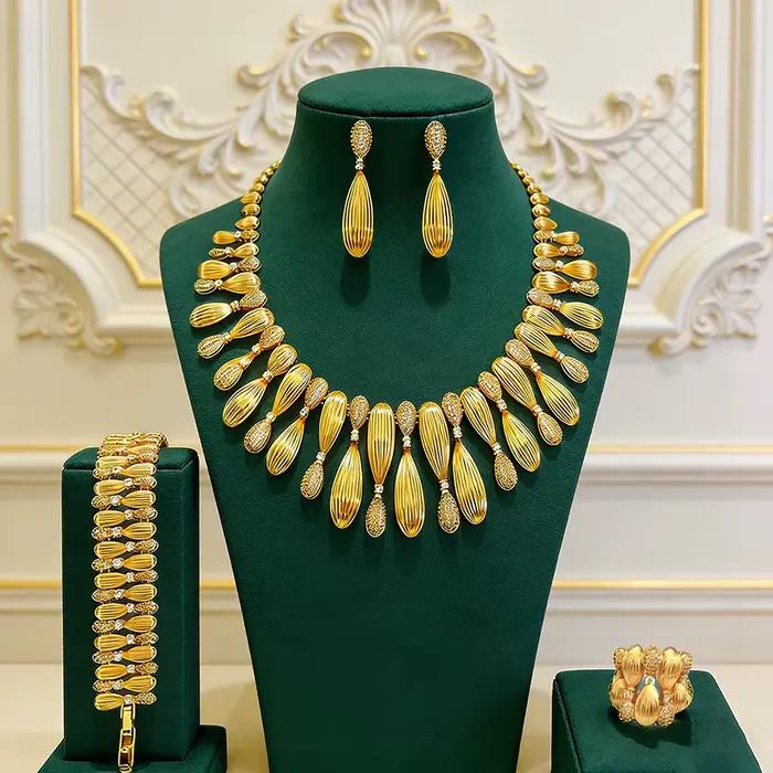 Collection de bijoux en or d'inspiration vintage : collier floral superposé, boucles d'oreilles pend