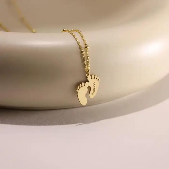 Colliers à empreintes personnalisées, nom gravé, Date, pieds de bébé, pendentif, mignon, en acier inoxydable, pour femmes et enfants, cadeau d'anniversaire