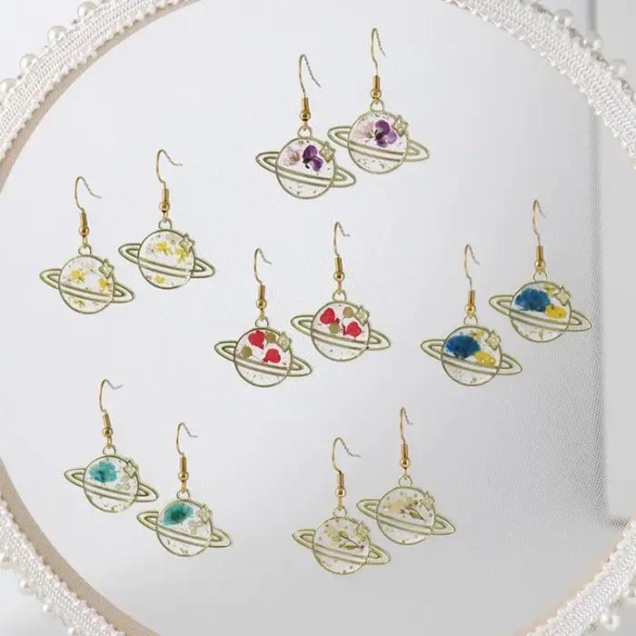 Boucles d'oreilles en résine époxy faites à la main avec fleurs séchées