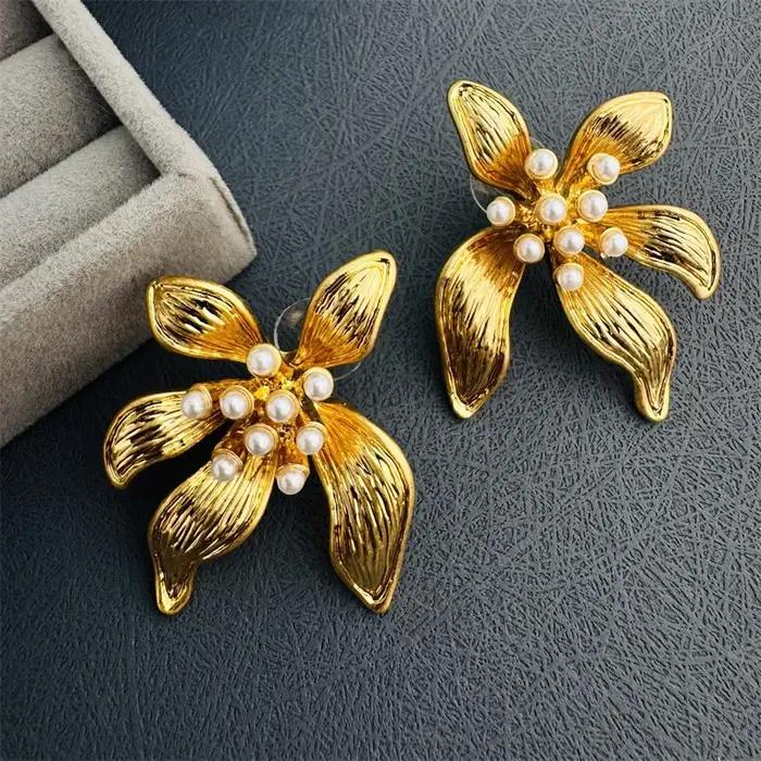 Boucles d'oreilles surdimensionnées en perles avec détails en émail floral pour femmes occasions spéciales et tenues sophistiquées