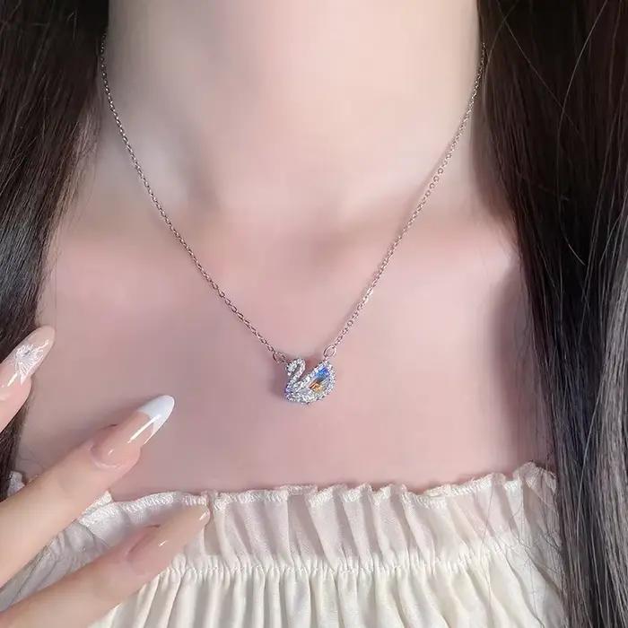 Collier pendentif cygne designer en argent sterling incrusté de zircons et cristaux colorés pour femmes élégantes occasions spéciales