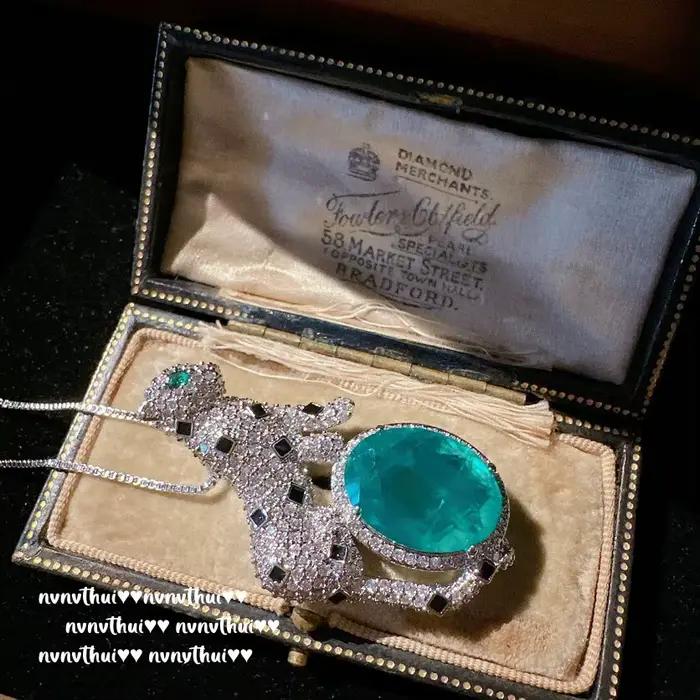Collier pendentif léopard en pierres précieuses émeraude taillées ovales de luxe avec JOWomen