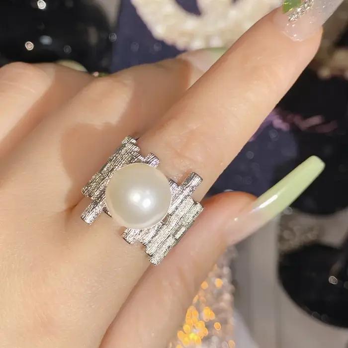 Bague de déclaration large en perles métalliques pour femmes, bijoux de luxe, conception unique, reb