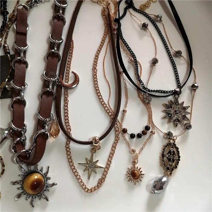 Collier Vintage en cuir avec pendentif soleil en pierre marron