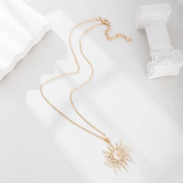 Collier avec pendentif trois en un en strass brillant