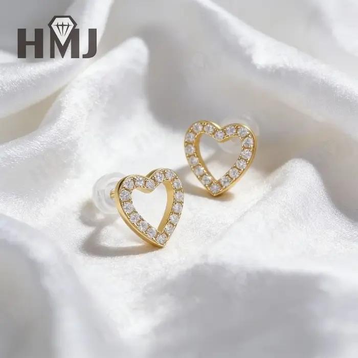 Boucles d'oreilles en pierres colorées créées en laboratoire et moissanite