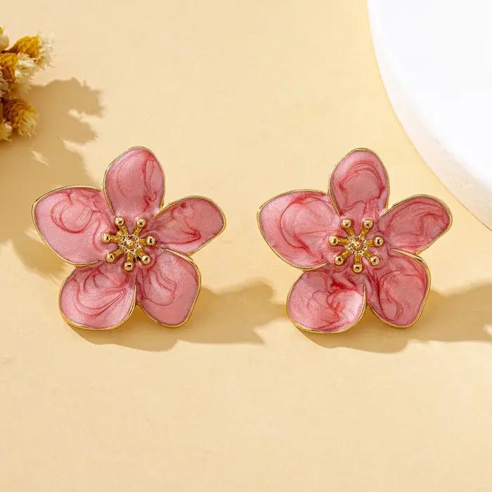Une paire de boucles d'oreilles à clous pour femmes