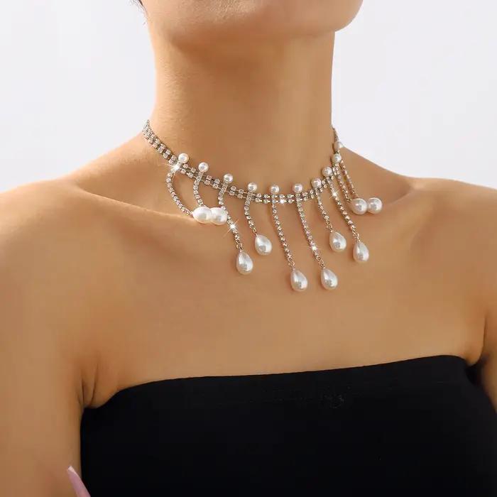 Collier ras du cou élégant avec nœud papillon