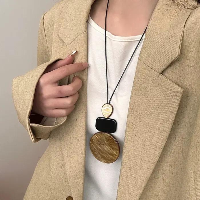 Collier bohème long avec pendentif géométrique acrylique pour femmes occasions sociales partis élégance unique style original