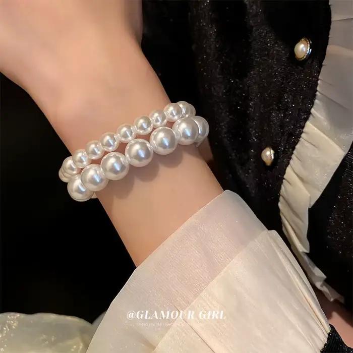 Bracelet élégant en faux perles blanches pour femmes bracelets à breloques ajustables pour mains occassions spéciales romantiques et quotidiennes