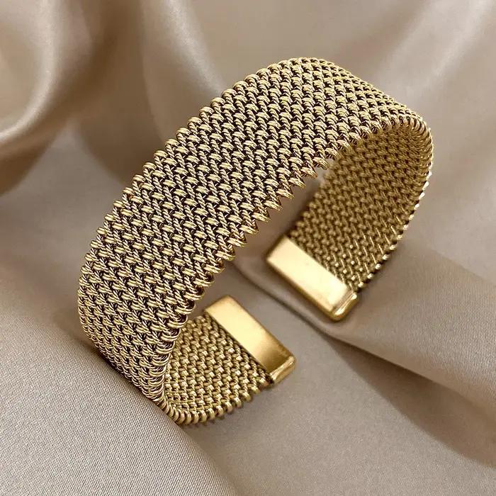 Bracelets dorés vintage en acier inoxydable pour femmes élégantes et tendance cadeaux occasions spéciales