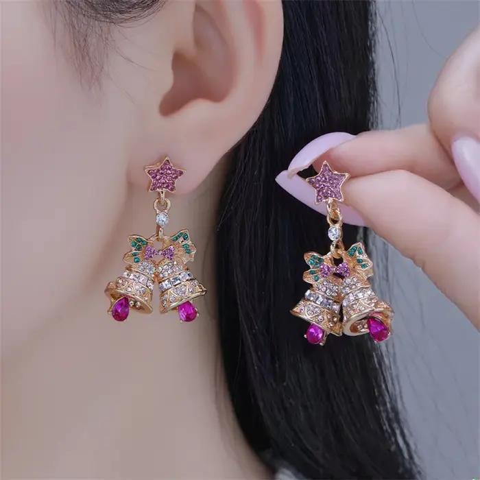 Bijoux de noël, boucles d'oreilles délicates en forme d'arbre